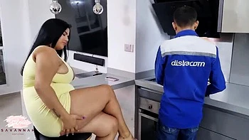 Похотливая домохозяйка Саванна Уотсон трахает газовщика с кончей внутрь