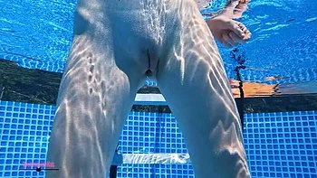 Magrela americana Kat nada nua e faz striptease subaquático na piscina