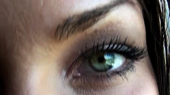 Шатенка сосет и получает жесткий трах с видом от первого лица