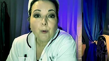 Grausame brünette Krankenschwester erwürgt reife Frau mit Mülltüte