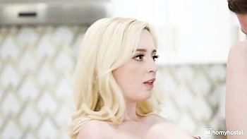 Kleinbusige Lexi Lore fickt Doggy und seitlich