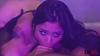 Asiática con tetas grandes chupa, folla perrito y monta cowgirl