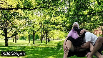 Indo Paar ficken draußen, Hijab-Frau lutscht Schwanz im Park