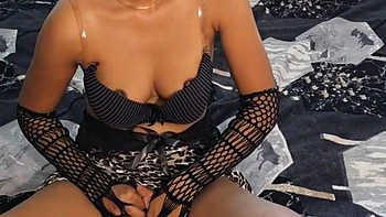 Gepflegte indische Mallu-Frau strippt allein in Kerala