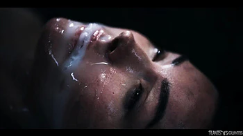 Bombe tatouée se fait creampie et double pénétration en forêt hantée