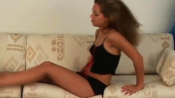 Sandra B mit fettem Arsch im Netzstrumpf solo strippt