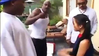 Babe de peitos grandes se masturba e é fodida no doggy