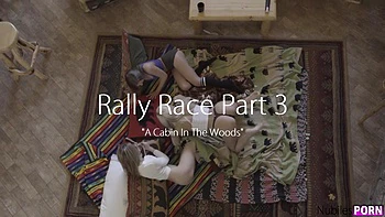 Lesbische Pornostars mit Toys im Rally-Rennen-Dreier