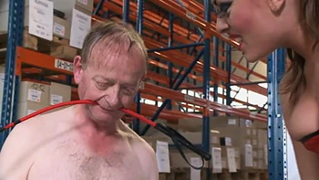 Блондинка милфа доминирует над стариком унизительным анальным трахом