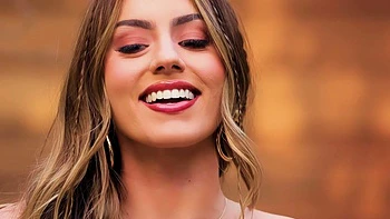 Août 2024 : striptease solo de pornstar américaine et européenne