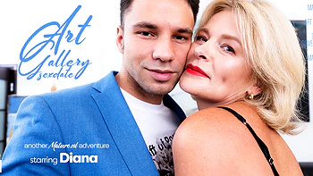 Milf Diana folla a un joven semental en la galería de arte