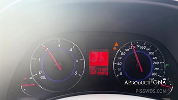 Nina pinkelt draußen auf meine Windschutzscheibe