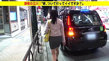 Японка целуется с языком и показывает подмышки