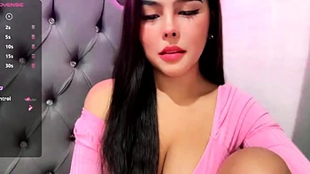 Morena rizada adorable masturbándose sola en webcam