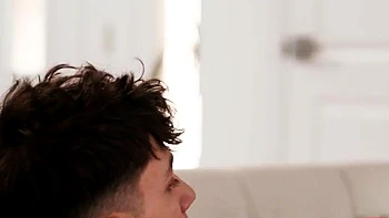 Milf morena peituda agradece com uma foda hardcore