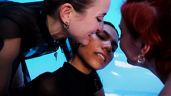 Diosa Muriel domina en trío lésbico