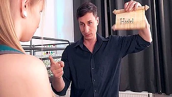 Kleine Titten Brünette spielt mit Toys an asiatischer Muschi