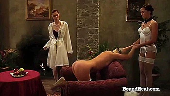 Femdom lésbicas tchecas dominam com bondage e bundas grandes