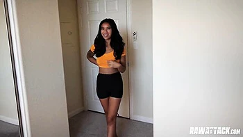 Ameena Green tatuada chupa pau grande e faz garganta profunda em casa