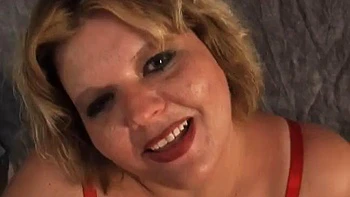 Пышная блондинка шлюха с огромной жопой сосет член