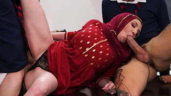 Lehrerin Kiki Daire wird im Klassenraum beim wilden Gangbang gefickt