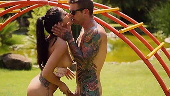 Tío folla el culo de Julia al aire libre, tias gimen