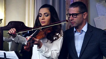 Dünne Brünette Alexis Brill reitet großen Schwanz mit Leidenschaft