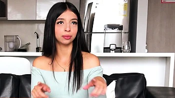 Маленькая латинка 18 лет жестко растягивает киску