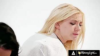 Loira adolescente faminta fode e enfiar os dedos na buceta