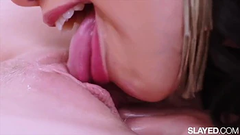 Heiße Vicki schenkt freches Geburtstagsfick mit Jazlyns Muschi