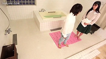 Брюнетки-азиатки играют в групповой фетиш секс