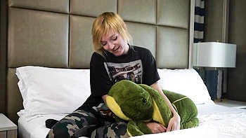 Petite blonde amateur se branle en parlant salement