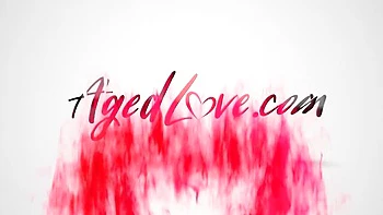 Mature en bas résille se caresse et jouit