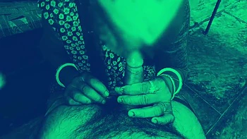 Индийская брюнетка-любителька сосет лучший член