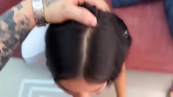 Belle-sœur me convainc de la baiser seul à la maison