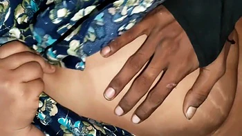 Follé a la amiga de mi hermanastra en su cuarto