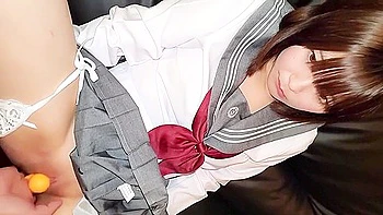 Blasse japanische Teen wird bei heißem Sex in der Öffentlichkeit gefickt und vollgespritzt