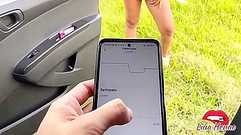 Mi hermanastro me hace eyacular en público