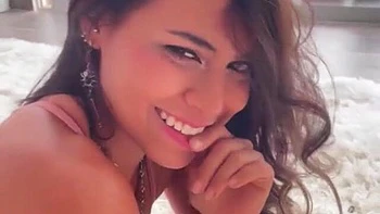 Gata linda de vestido rosa curto e salto vermelho nua