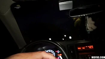 Kurvige Kelsey reitet Reverse Cowgirl auf großem Schwanz