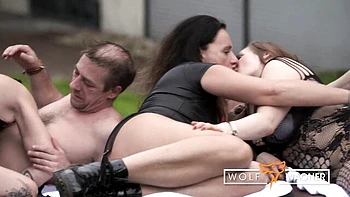 Heiße Amateur-Mutter masturbiert draußen für Swinger