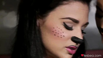 Jeune mince suce et lèche sa chatte en lingerie