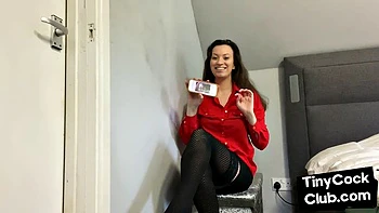 Chica elegante domina penes pequeños