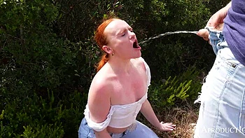 Фетиш писсинга: пьёт мочу и мочит джинсы дважды