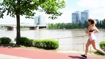 Rebecca Volpetti s'entraîne solo pour de grosses éjaculations