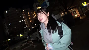 Gros seins frissonnant pendant un baiser profond