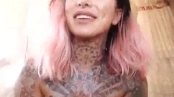 Puta tatuada sexy se masturba com brinquedos