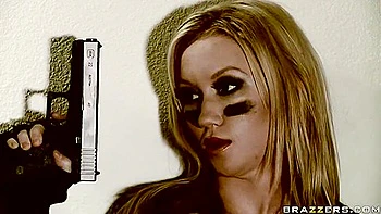 Blonde Madison Scott lutscht dicken Schwanz im Büro