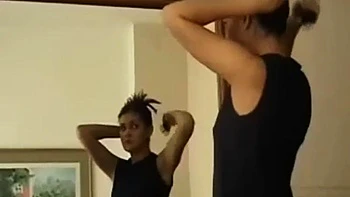 Gostosa chupa e espreme o pau com gozada