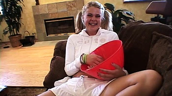 Dreier aus blonden Teens strippt und wird gefickt